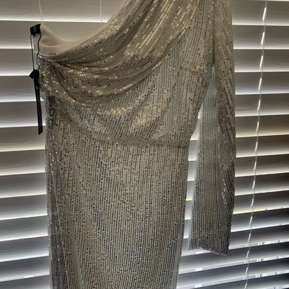 WHITE SEQUENCE GOWN 🤍 - Picture 4 of 7